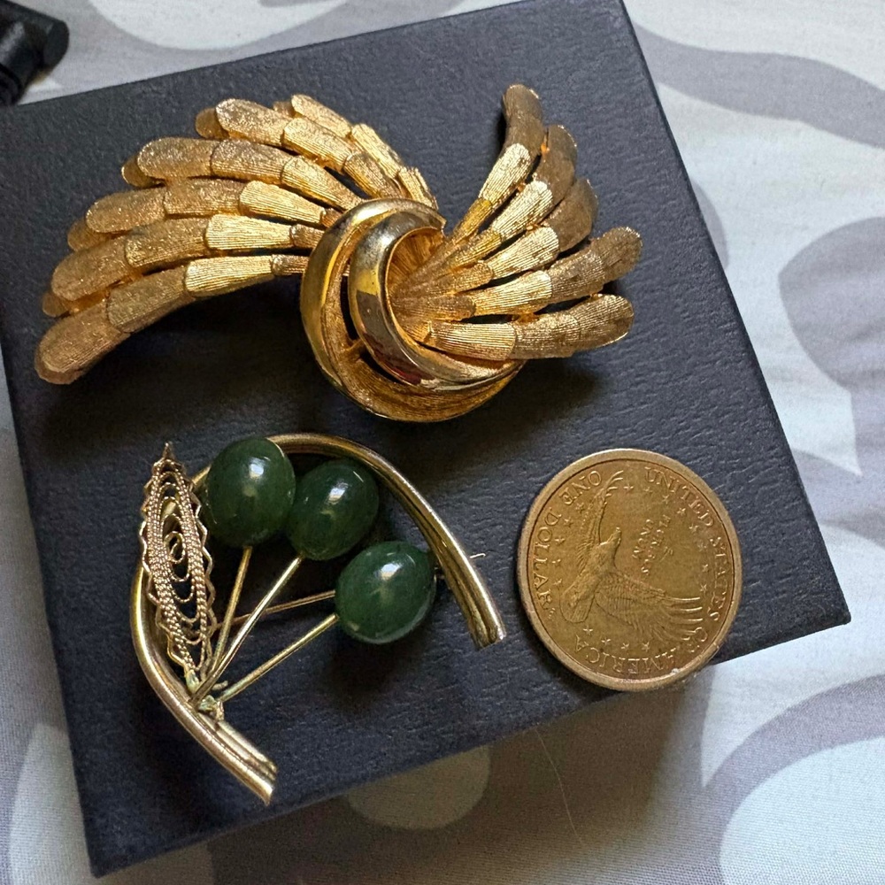 VINTAGE RARE COLLECTION Gold Tone Winged Knot and Green Bead Floral Brooches